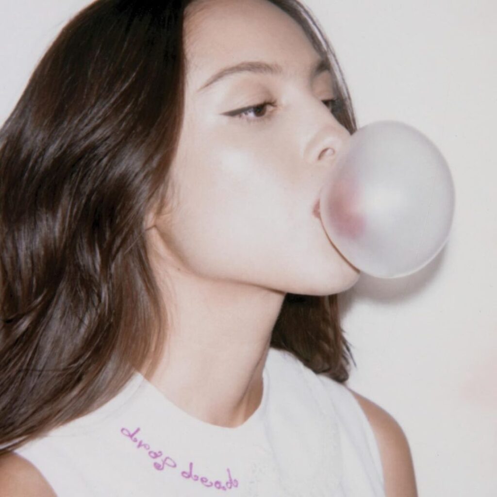 Olivia Rodrigo annuncia il suo nuovo singolo “drop dead”