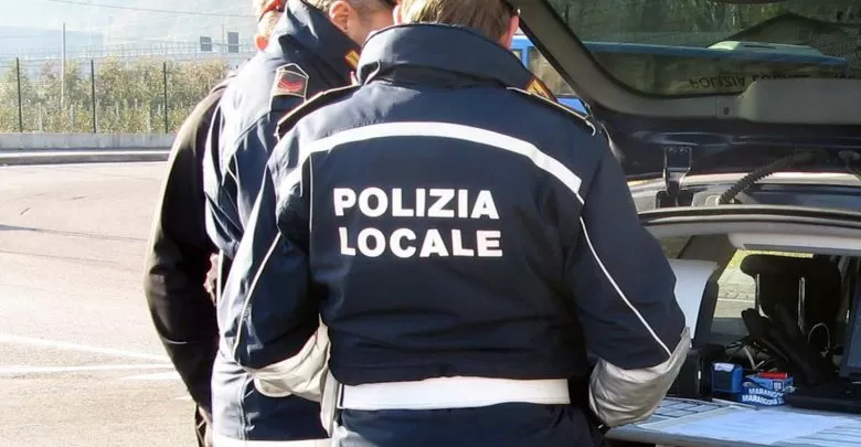  ‣ adn24 ceriale (sv) | truffa dello specchietto, cinquantatreenne arrestato dalla polizia locale