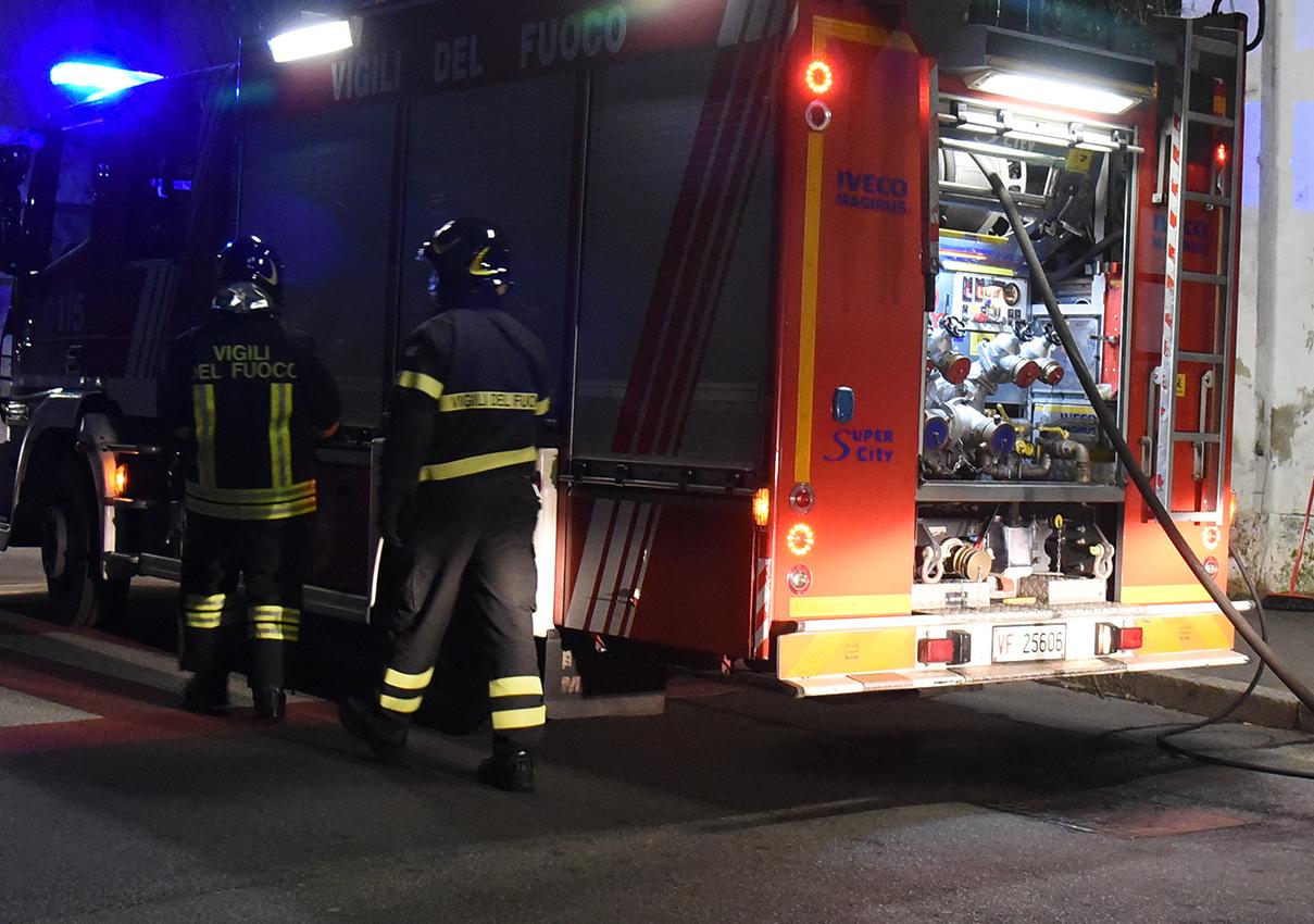  ‣ adn24 magliana | incendio danneggia 10 veicoli tra auto e moto