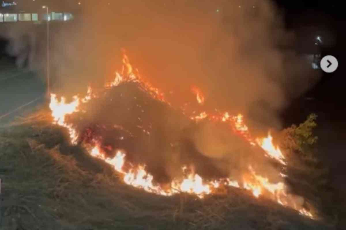  ‣ adn24 roma | incendio in deposito: camion in fiamme