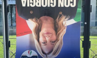  ‣ adn24 aosta | manifesto elettorale di giorgia meloni a testa in giù