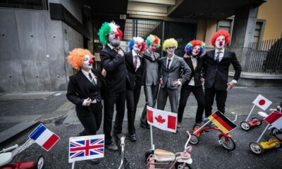  ‣ adn24 torino | attivisti vestiti da clown alla sede rai