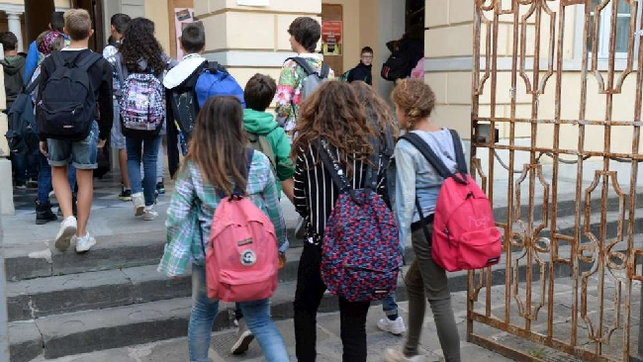  ‣ adn24 pescara | sesso tra docente e alunna: "la prof mi chiese di cancellare le chat"