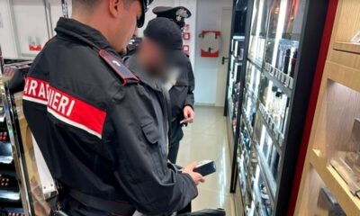  ‣ adn24 fiumicino | carabinieri denunciano 8 persone per tentato furto nei duty free dell'aeroporto