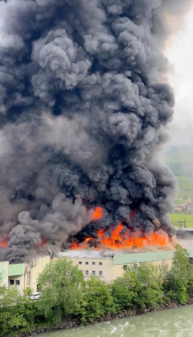  ‣ adn24 bolzano | enorme incendio distrugge lo stabilimento alpitronic