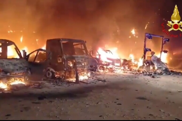  ‣ adn24 fasano | divampa incendio in un'azienda, distrutti furgoni