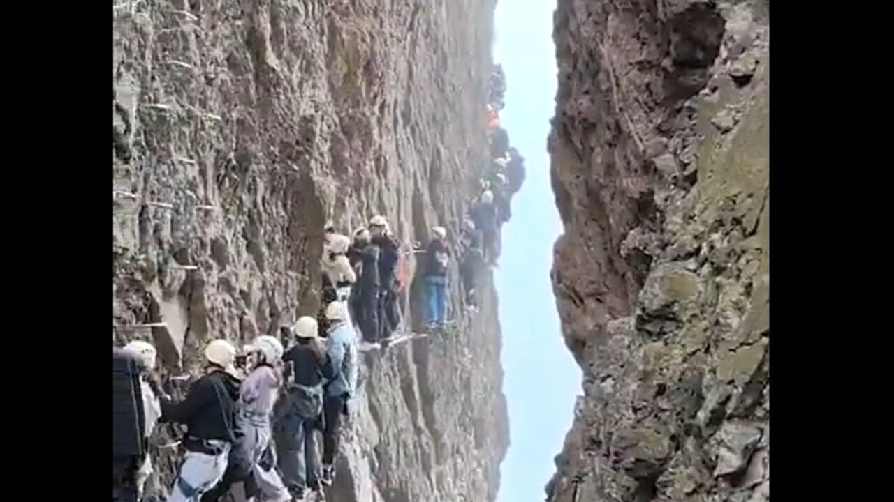  ‣ adn24 turisti bloccati per un'ora sulla parete della montagna