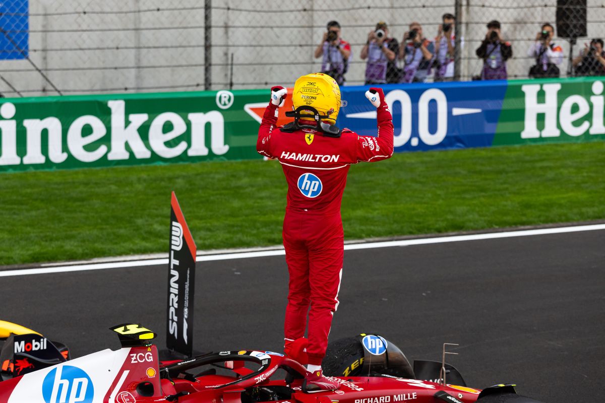 hamilton vince la sprint race a shanghai, pole a piastri ‣ adn24 16