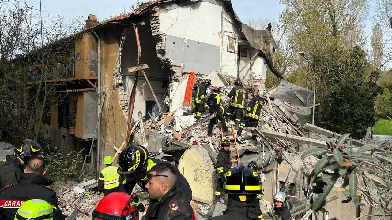 esplosione a roma: crolla una palazzina a monteverde, un ferito grave ‣ adn24 27