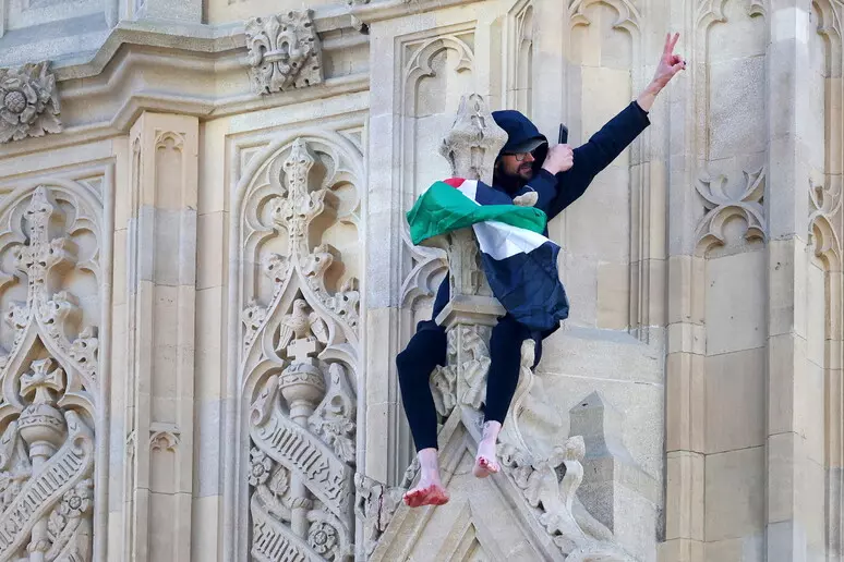 uomo si arrampica sul big ben con una bandiera palestinese e rimane per 16 ore: arrestato dalla polizia ‣ adn24 01
