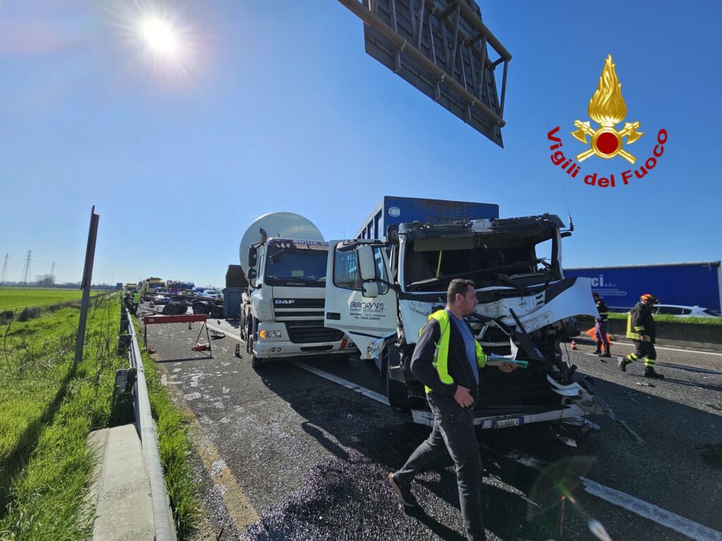 incidente sulla a1: maxi tamponamento con 4 mezzi pesanti e una vettura, 4 feriti lievi. le foto! ‣ adn24 27