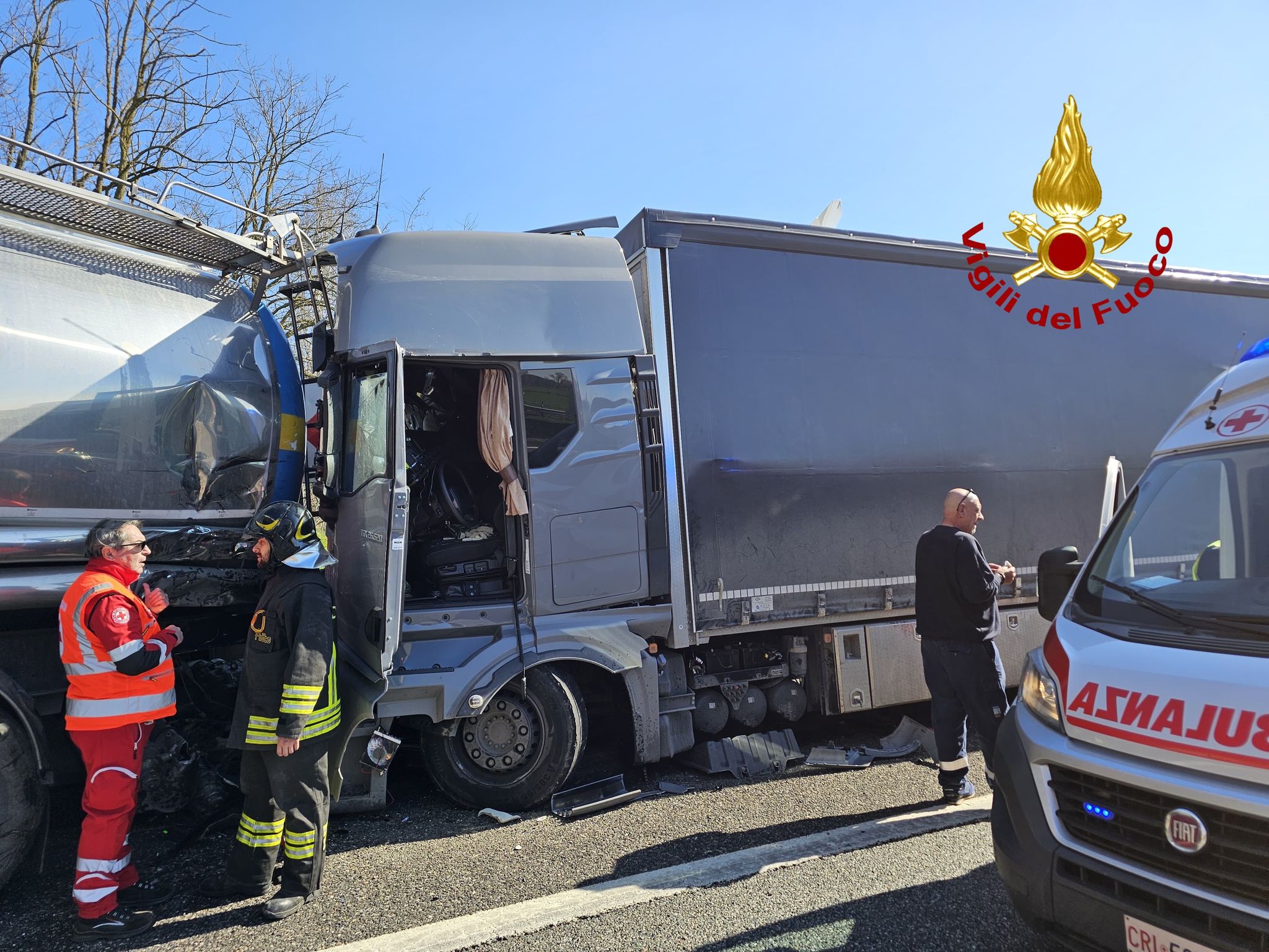 incidente sulla a1: maxi tamponamento con 4 mezzi pesanti e una vettura, 4 feriti lievi. le foto! ‣ adn24 27