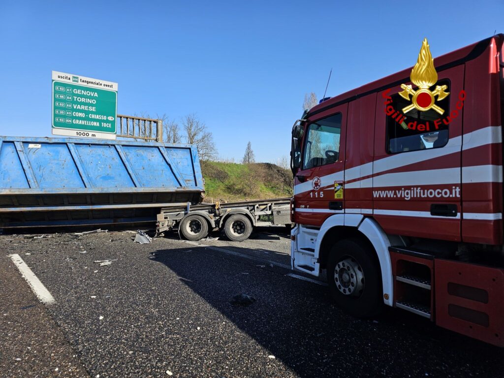incidente sulla a1: maxi tamponamento con 4 mezzi pesanti e una vettura, 4 feriti lievi. le foto! ‣ adn24 27