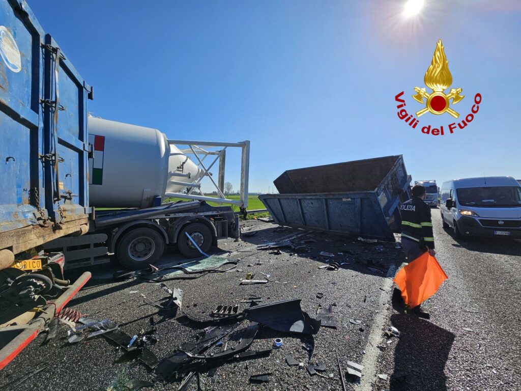 incidente sulla a1: maxi tamponamento con 4 mezzi pesanti e una vettura, 4 feriti lievi. le foto! ‣ adn24 27