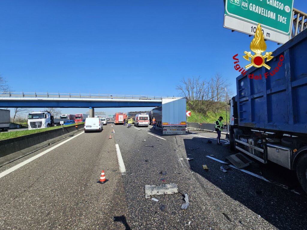 incidente sulla a1: maxi tamponamento con 4 mezzi pesanti e una vettura, 4 feriti lievi. le foto! ‣ adn24 27