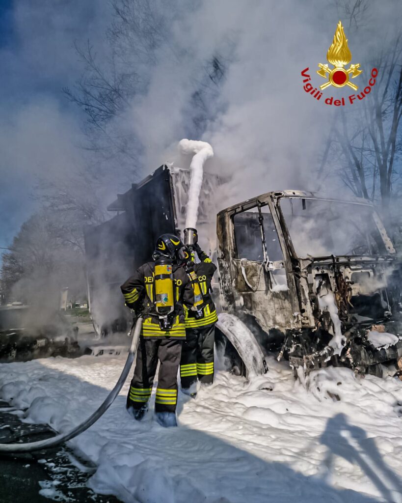 incendio a torino: vigili del fuoco domano le fiamme su camion compattatore e auto parcheggiata. le foto! ‣ adn24 27