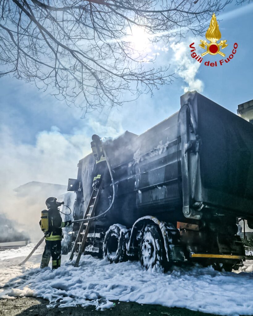 incendio a torino: vigili del fuoco domano le fiamme su camion compattatore e auto parcheggiata. le foto! ‣ adn24 27