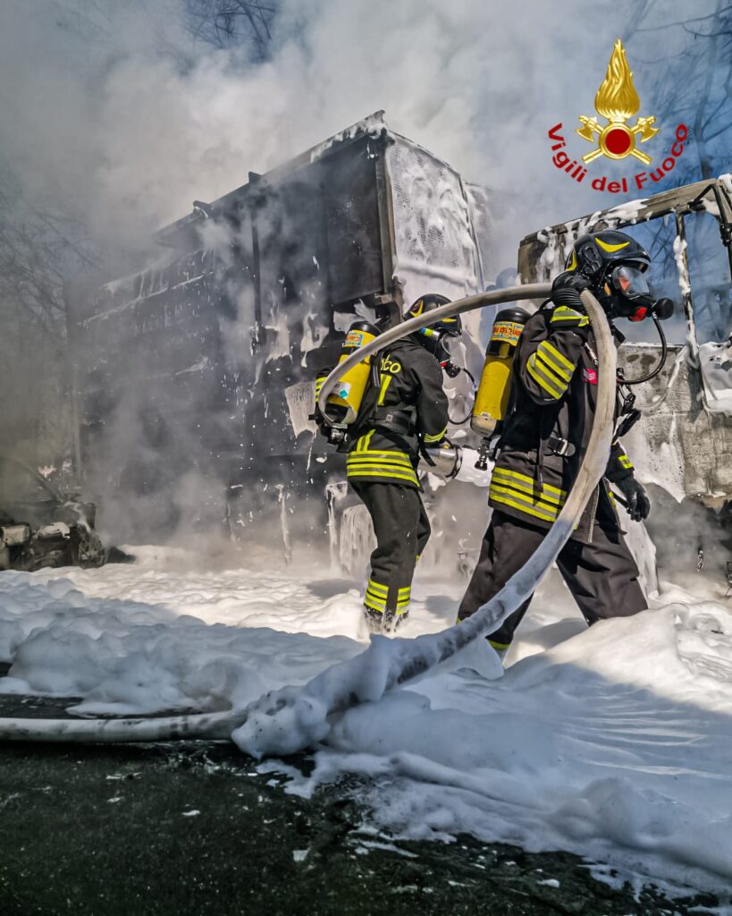 incendio a torino: vigili del fuoco domano le fiamme su camion compattatore e auto parcheggiata. le foto! ‣ adn24 27