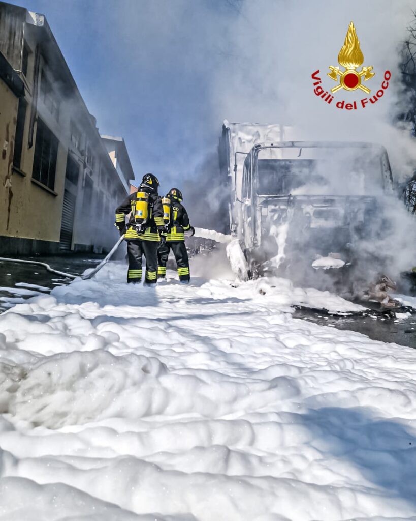 incendio a torino: vigili del fuoco domano le fiamme su camion compattatore e auto parcheggiata. le foto! ‣ adn24 27