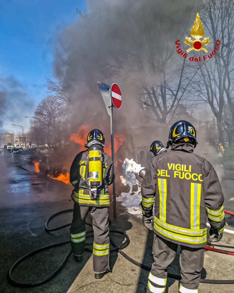 incendio a torino: vigili del fuoco domano le fiamme su camion compattatore e auto parcheggiata. le foto! ‣ adn24 27