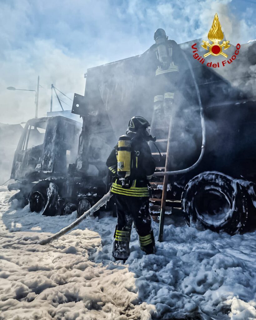 incendio a torino: vigili del fuoco domano le fiamme su camion compattatore e auto parcheggiata. le foto! ‣ adn24 27