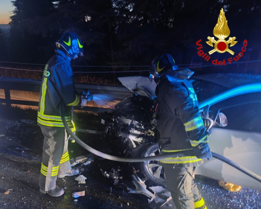 varese, frontale tra due auto: conducenti feriti ma non in pericolo di vita. le foto dei vvf! ‣ adn24 27