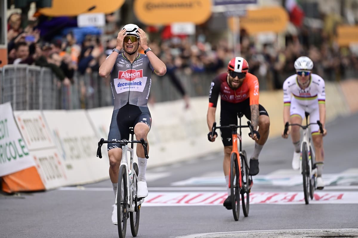 van der poel vince la milano-sanremo 2025, battuti ganna e pogacar in volata ‣ adn24 16