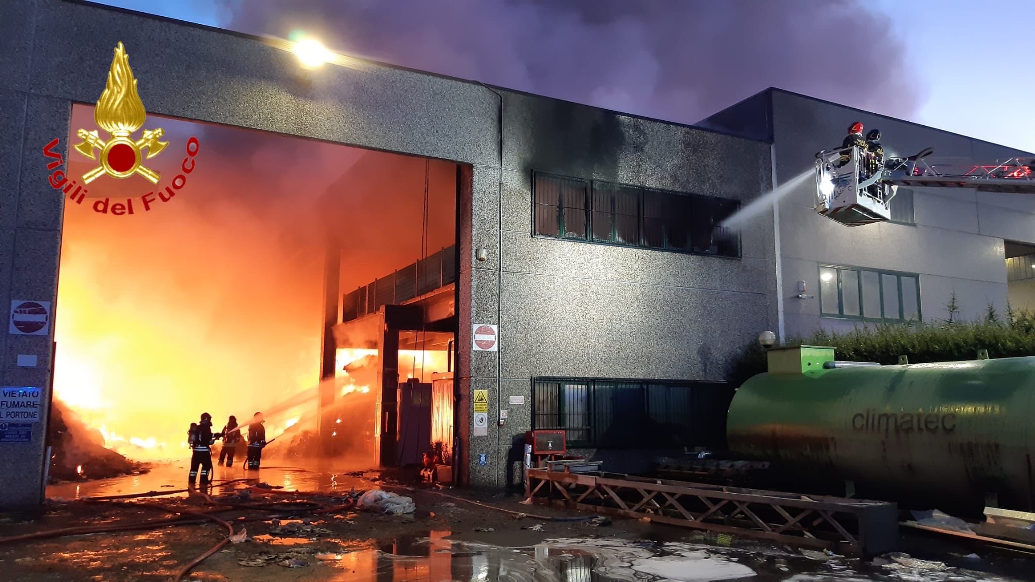 incendio nella piattaforma ecologica a2a di buccinasco: vigili del fuoco in azione dalle 4 del mattino ‣ adn24 27