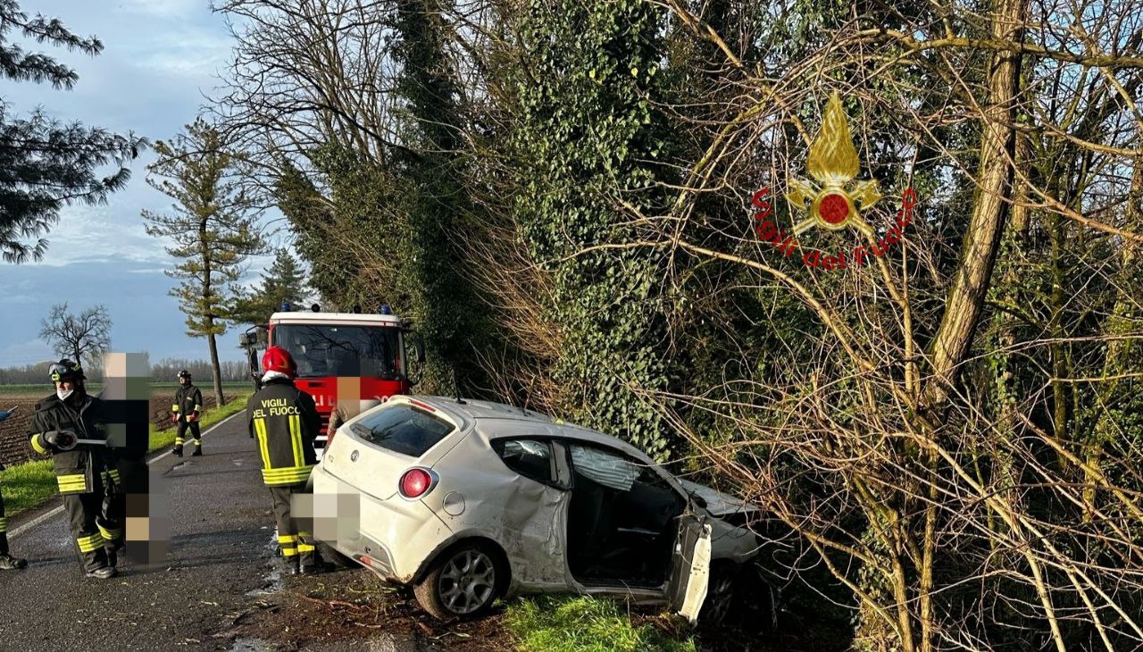 belgioioso, auto fuori strada: ferito il conducente e salvato un cane intrappolato ‣ adn24 27