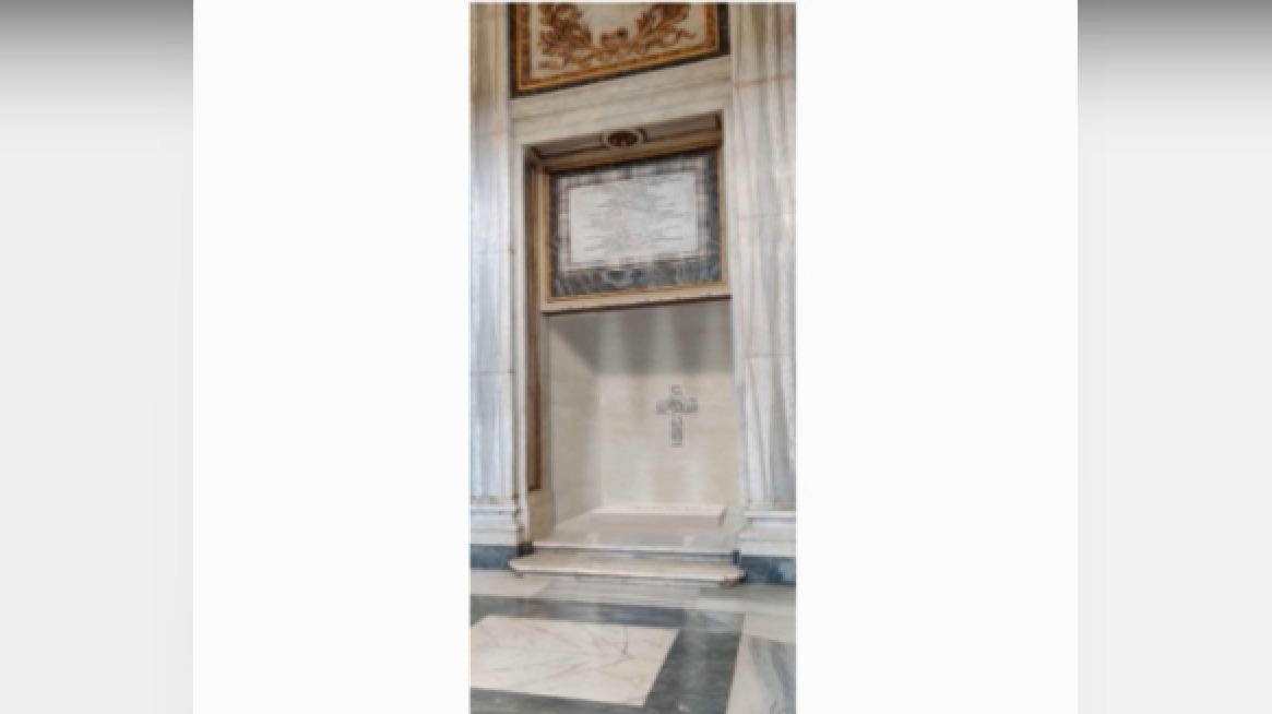 la tomba di papa francesco, una croce e la scritta “franciscus” ‣ adn24 03