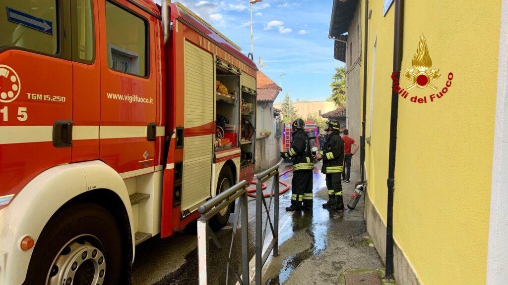 vigili del fuoco salvano due gatti da un incendio a occhieppo e bloccano le fiamme al tetto confinante ‣ adn24 13