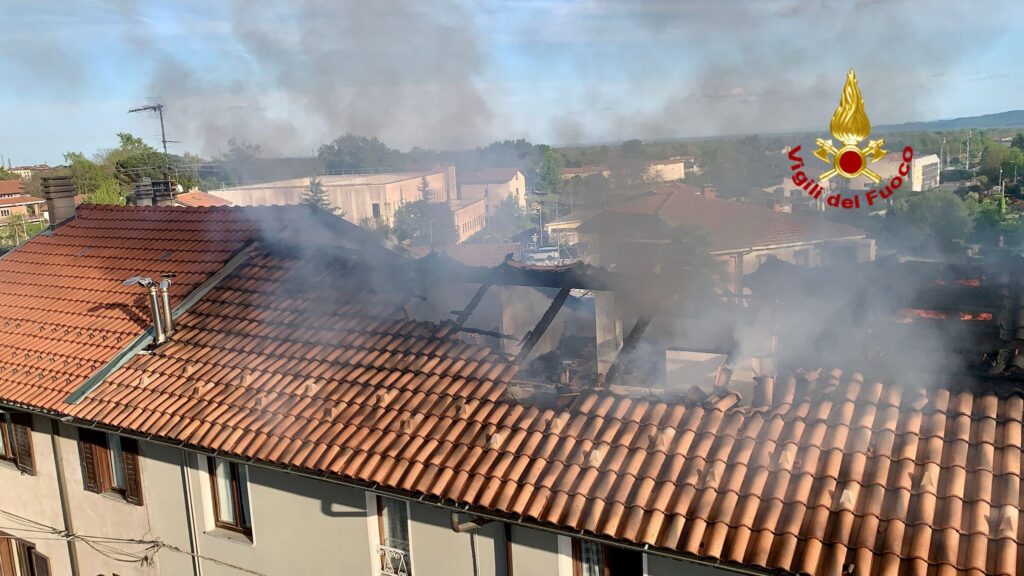 vigili del fuoco salvano due gatti da un incendio a occhieppo e bloccano le fiamme al tetto confinante ‣ adn24 13