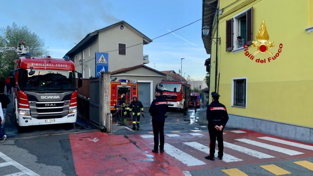 vigili del fuoco salvano due gatti da un incendio a occhieppo e bloccano le fiamme al tetto confinante ‣ adn24 13