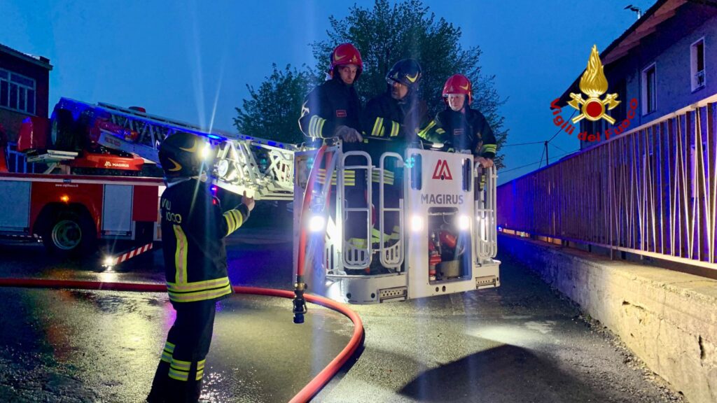 vigili del fuoco salvano due gatti da un incendio a occhieppo e bloccano le fiamme al tetto confinante ‣ adn24 13