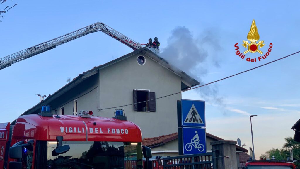vigili del fuoco salvano due gatti da un incendio a occhieppo e bloccano le fiamme al tetto confinante ‣ adn24 13