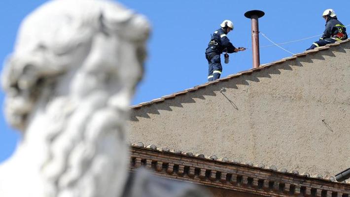 conclave: montato il comignolo sulla cappella sistina, in arrivo le prove di fumata ‣ adn24 02