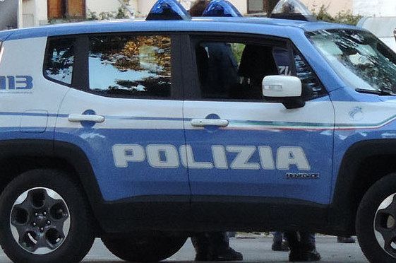 arezzo, trovano borsa con 7 mila dollari dentro e la consegnano in questura ‣ adn24 14
