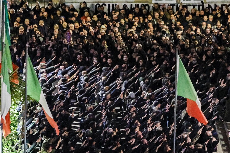 rinviati a giudizio 31 militanti di casapound per saluto romano ad acca larentia ‣ adn24 01