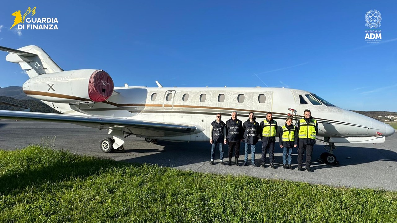 sequestrati dall’agenzia dell’entrate due jet privati all’aeroporto di villanova d’albenga ‣ adn24 16