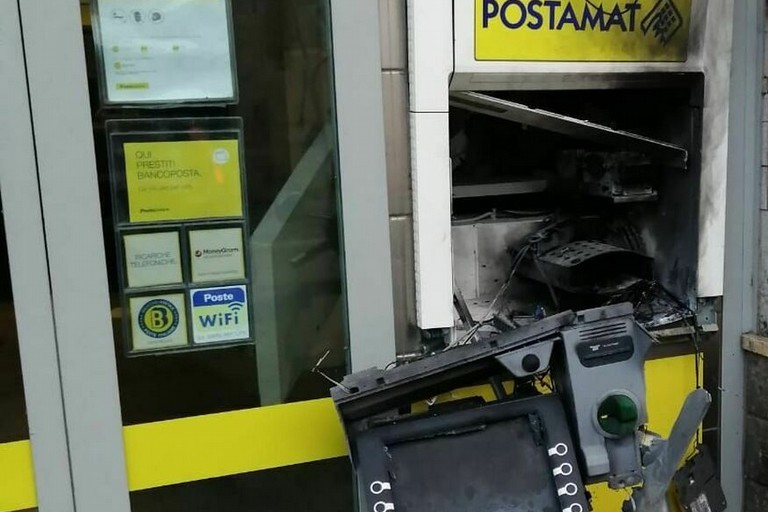tentato furto con esplosivo al postamat di andria, tre arresti e un ricercato ‣ adn24 04