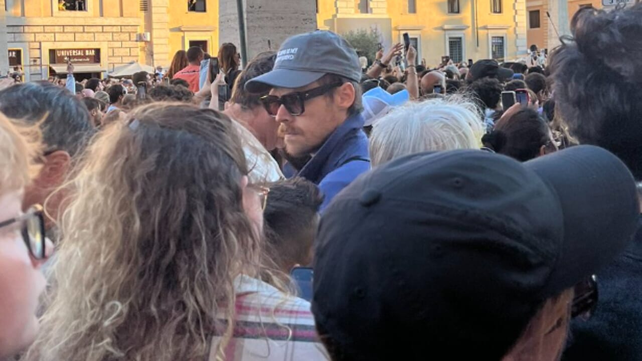 harry styles a roma per l’arrivo di papa leone xiv: il cantante tra la folla a san pietro ‣ adn24 14