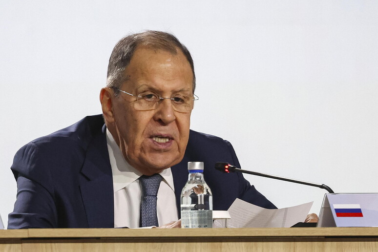 Lavrov: 'Se ognuno interpreta il diritto all’autodifesa come vuole, il mondo sprofonderà nel caos'