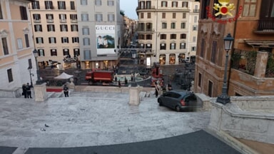 roma, auto sulla scalinata di trinità dei monti: denunciato un 80enne ‣ adn24 19