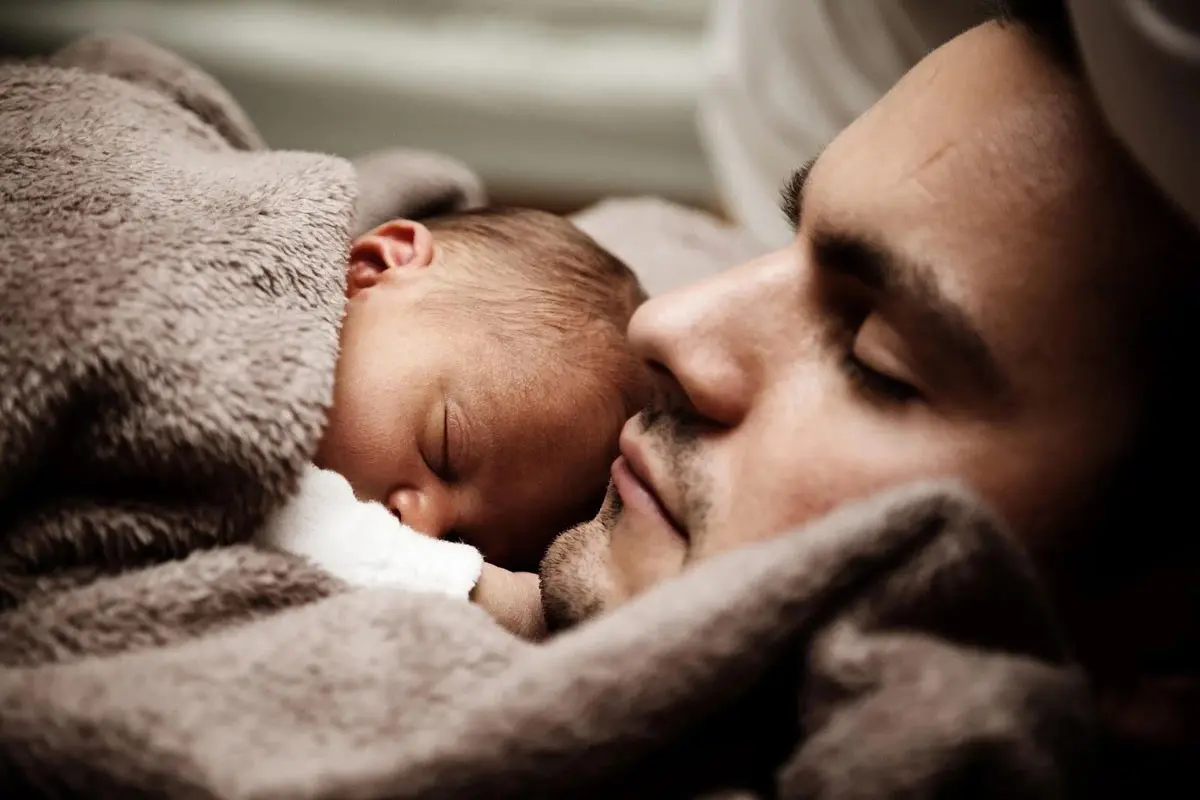 padre con figlio neonato
