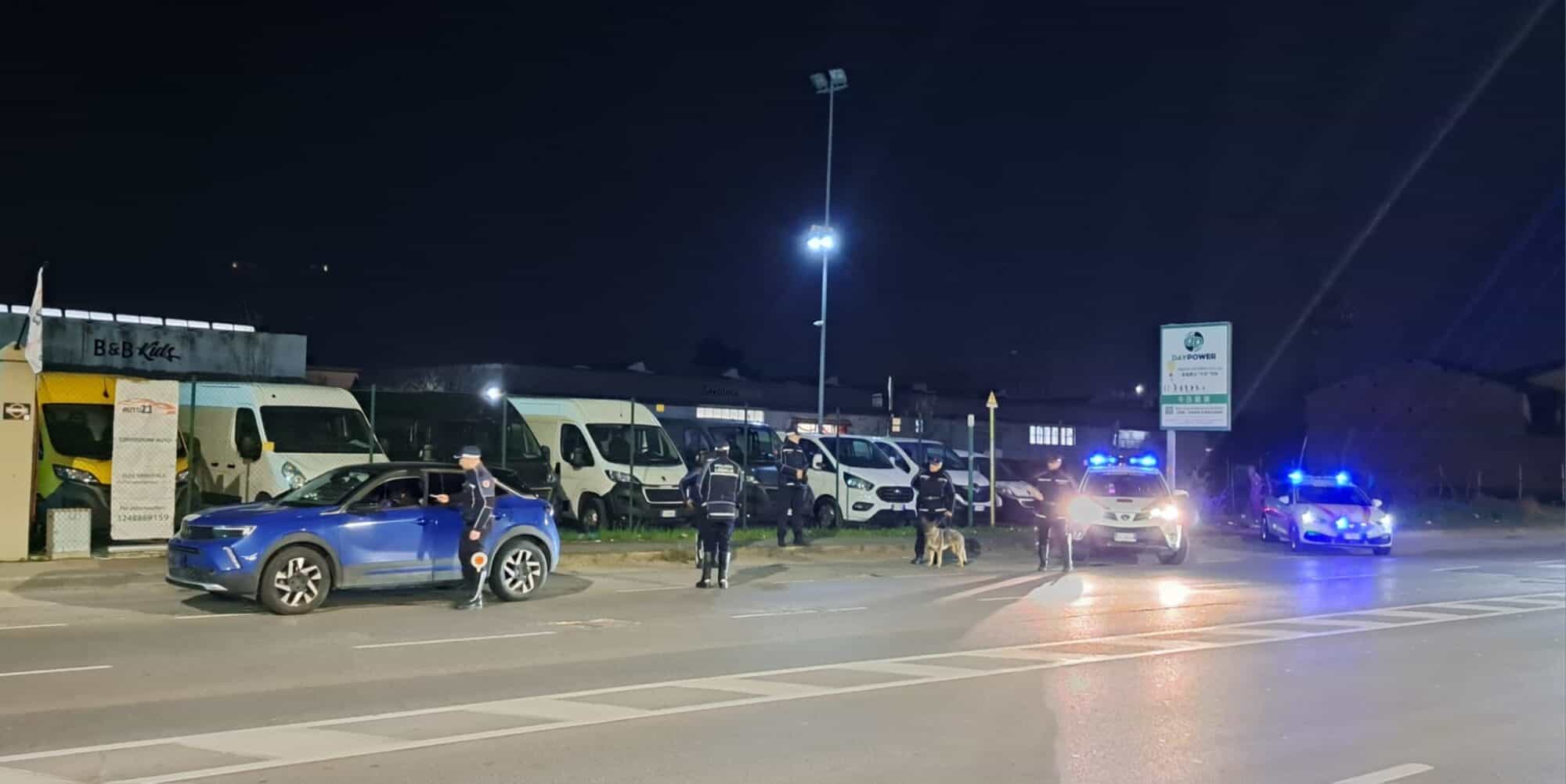 In auto con cocaina, taglierino e spranghe: denunciato un giovane