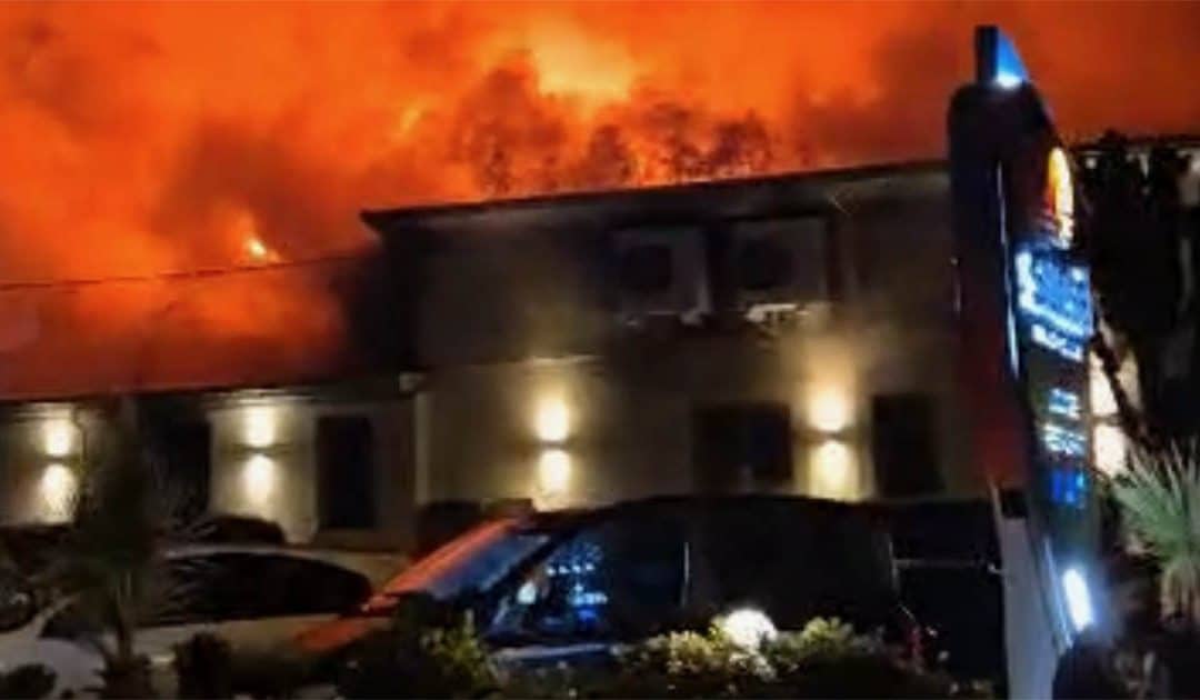 Inferno di fuoco a Palmi: distrutto il Sunset Beach Club, clienti in fuga tra le fiamme