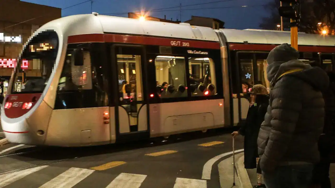 Orrore a Firenze: 17enne si addormenta in tramvia e viene violentato da un 32enne marocchino