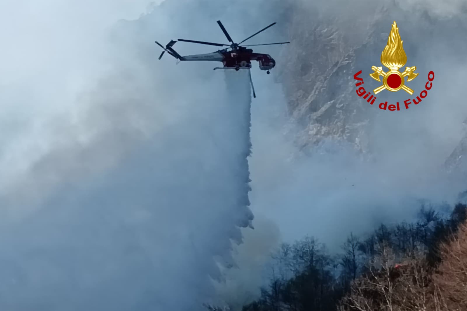 Incendio a Cravagliana: fiamme minacciano le frazioni verso Rimella e Fobello