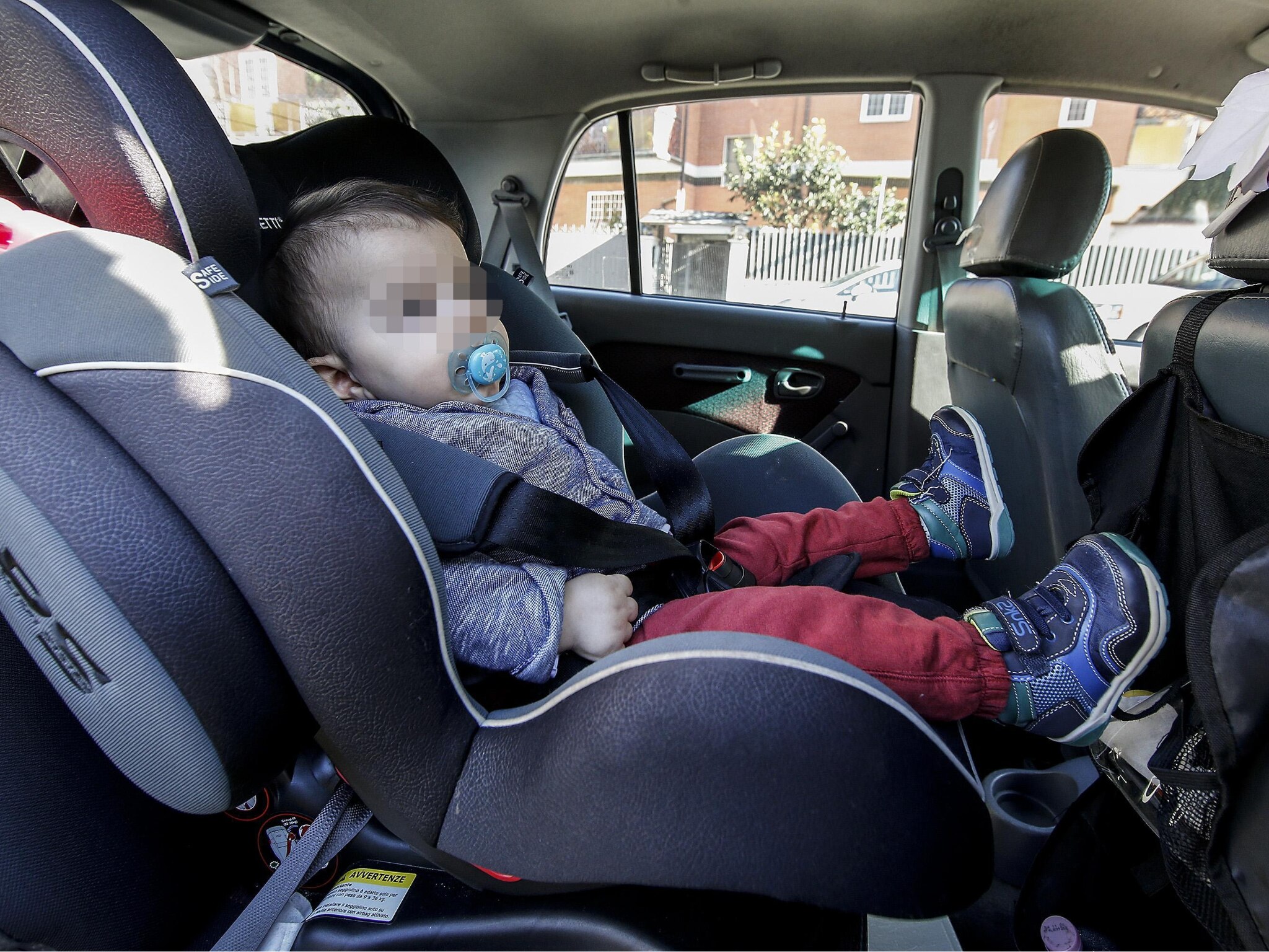 Roma, lascia i due figli piccoli in auto al sole per andare a fare la spesa: denunciata per abbandono di minori