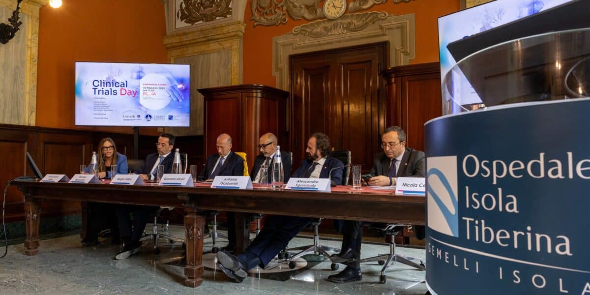 Panel di esperti al convegno sul futuro della medicina e accesso ai farmaci innovativi.